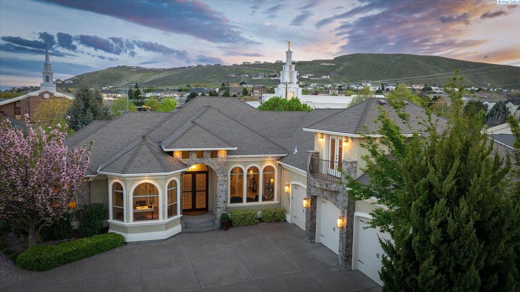 Photo of 1799 Silver Court, Richland, WA 99352 (MLS # 292150)