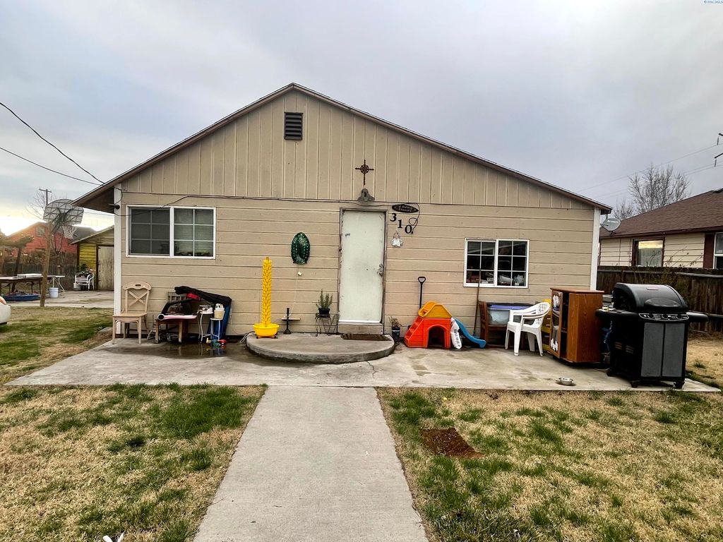 Photo of 310 Davie St, Grandview, WA 98930 (MLS # 290551)