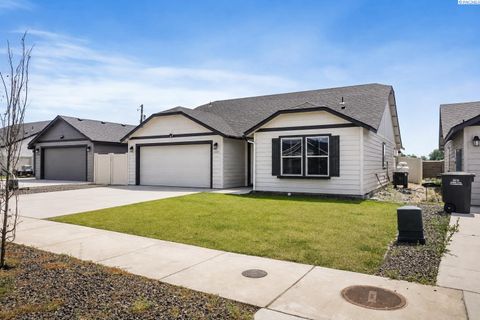 Photo of 1125 W Sequoia Road, Moses Lake, WA 98837 (MLS # 294481)