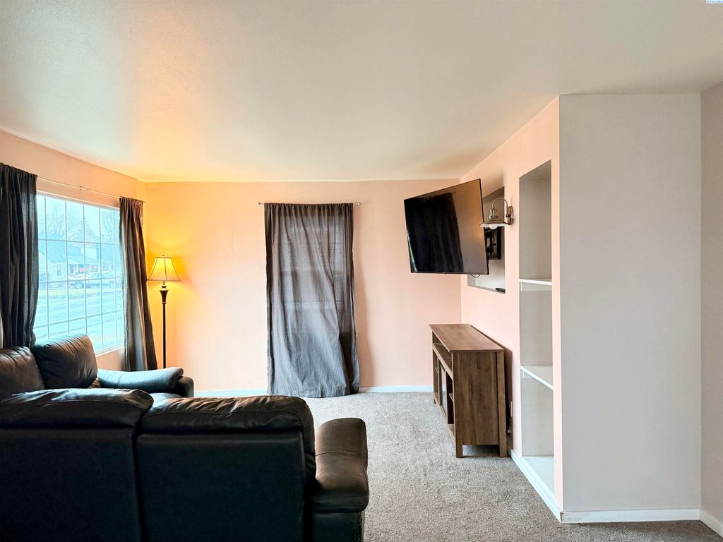 Photo of 109 N Newport St, Kennewick, WA 99336 (MLS # 289326)