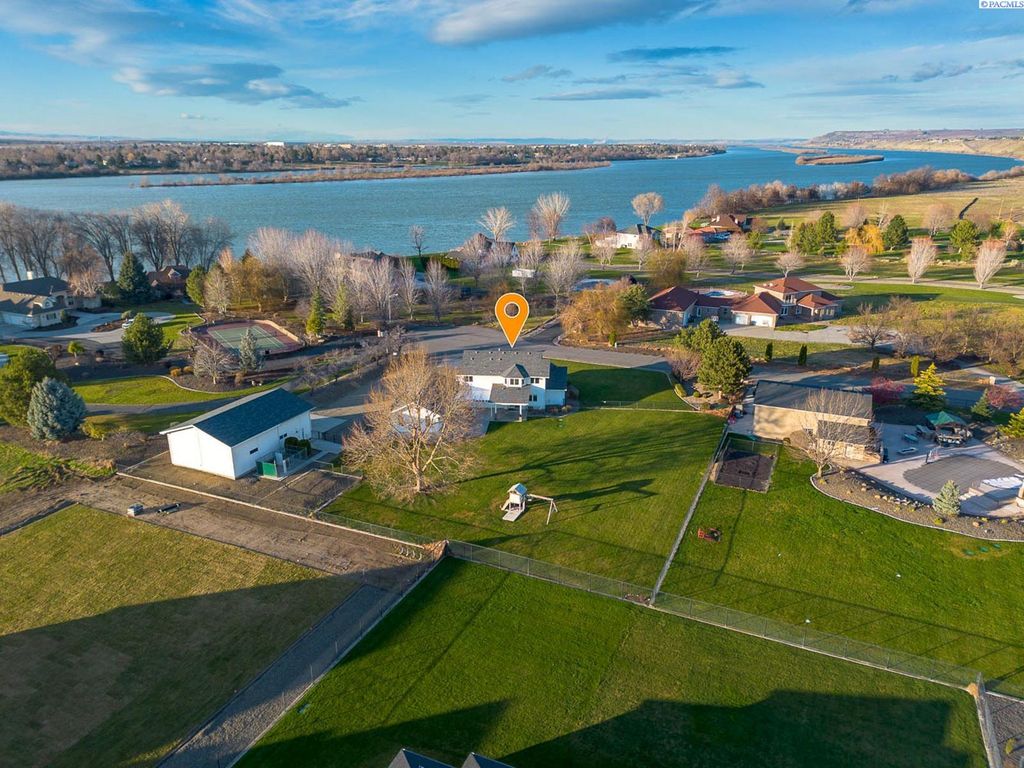 Photo of 12516 Eagle Reach Court, Pasco, WA 99301 (MLS # 289515)