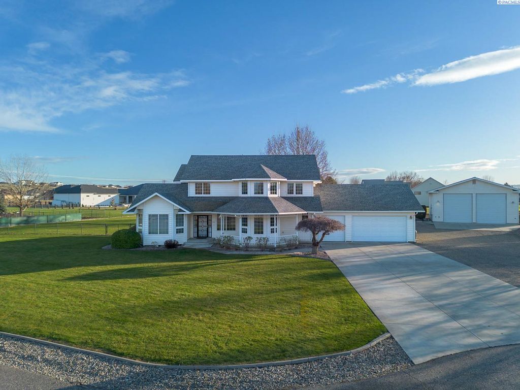 Photo of 12516 Eagle Reach Court, Pasco, WA 99301 (MLS # 289515)