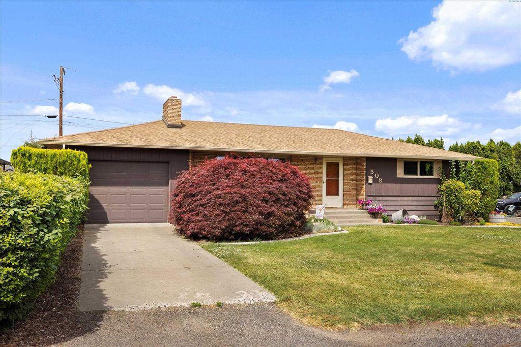 Photo of 508 W Concord Ave, Grandview, WA 98930 (MLS # 285091)