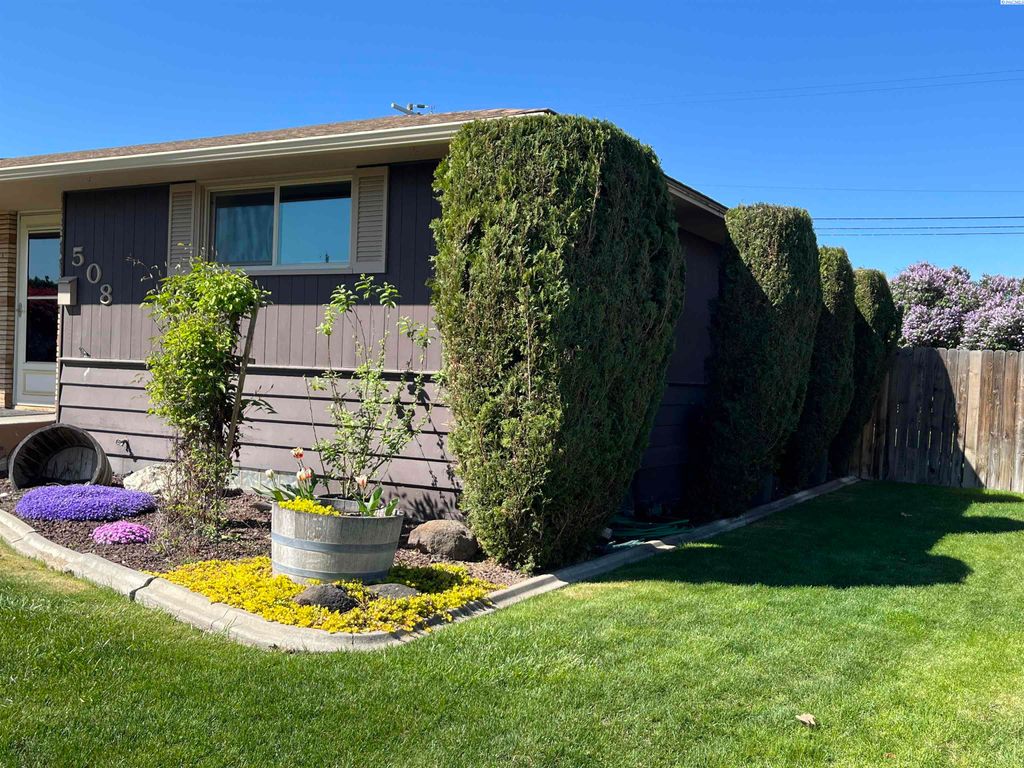 Photo of 508 W Concord Ave, Grandview, WA 98930 (MLS # 285091)