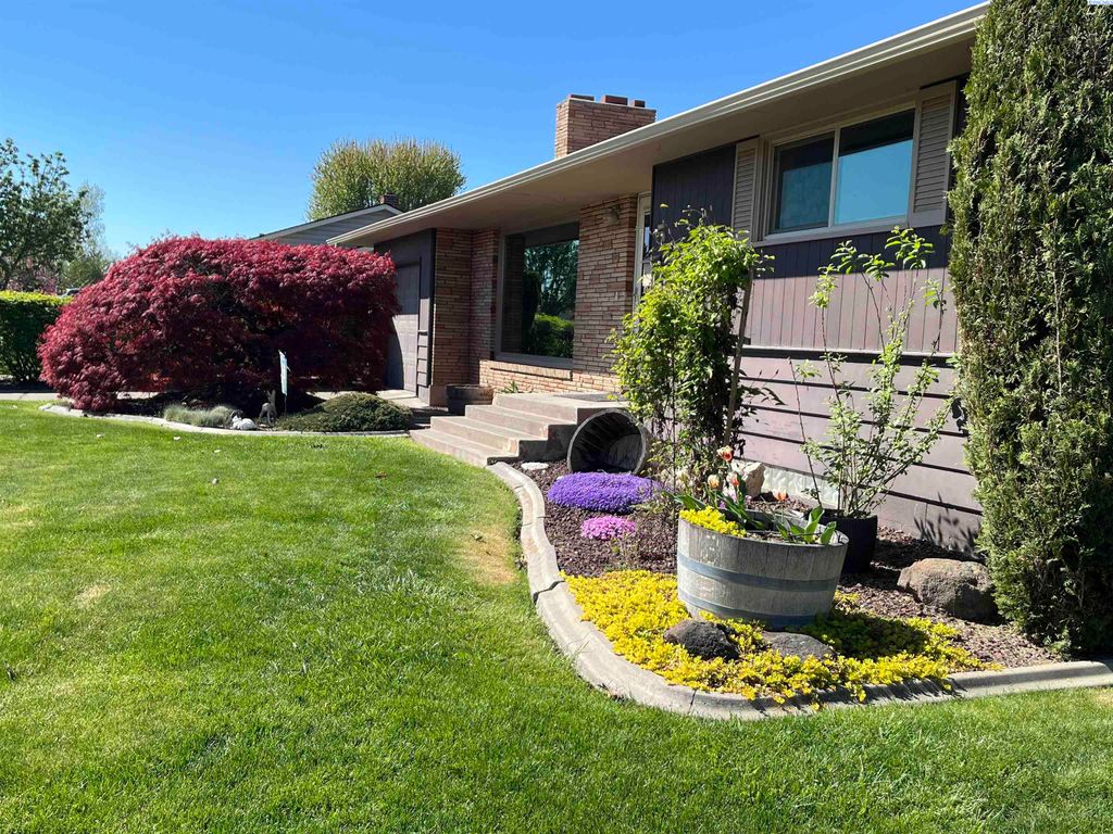 Photo of 508 W Concord Ave, Grandview, WA 98930 (MLS # 285091)