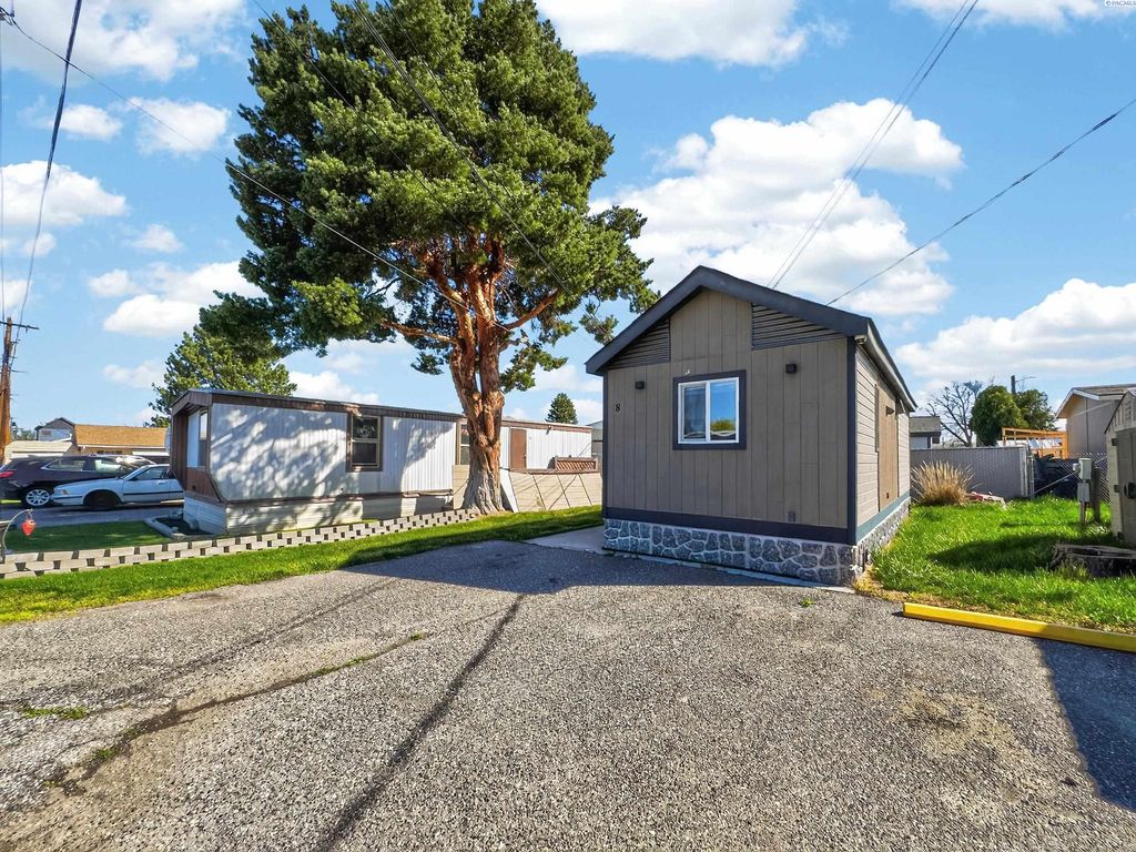 Photo of 8 Royalty Lane, West Richland, WA 99353 (MLS # 291777)