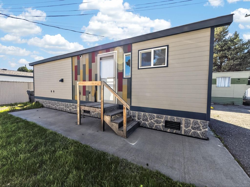 Photo of 8 Royalty Lane, West Richland, WA 99353 (MLS # 291777)