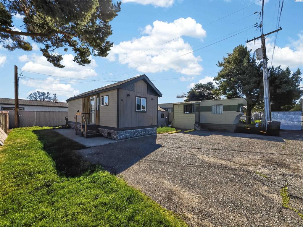 Photo of 8 Royalty Lane, West Richland, WA 99353 (MLS # 291777)