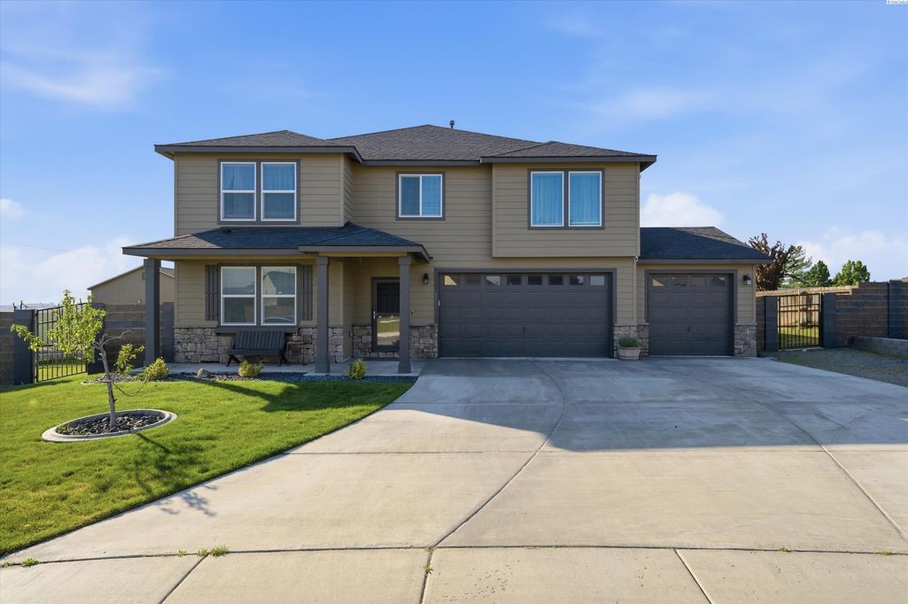 Photo of 4811 Avion Drive, Pasco, WA 99301 (MLS # 292652)