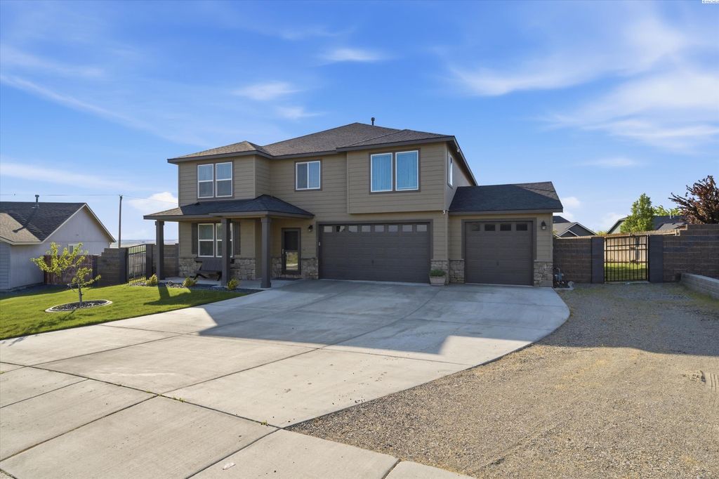 Photo of 4811 Avion Drive, Pasco, WA 99301 (MLS # 292652)