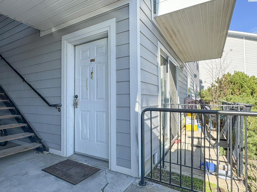 Photo of 1645 NE Merman Drive #C 203, Pullman, WA 99163 (MLS # 289667)