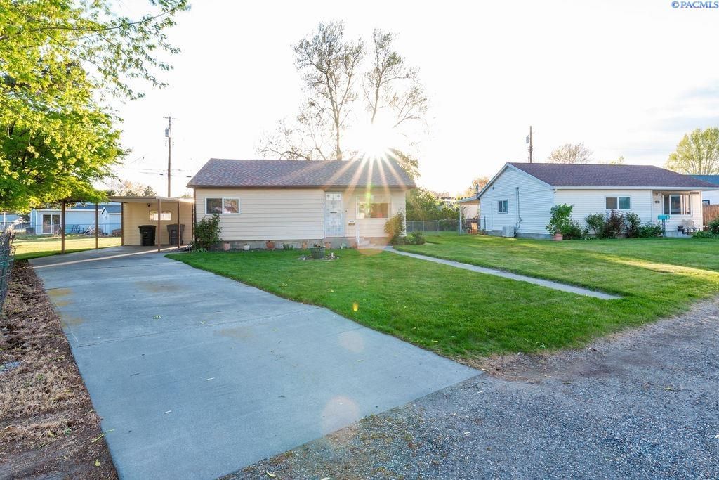 Photo of 409 Winslow Ave, Richland, WA 99352 (MLS # 292181)