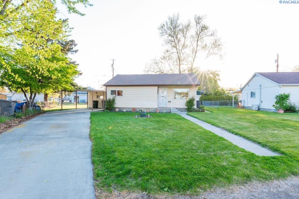 Photo of 409 Winslow Ave, Richland, WA 99352 (MLS # 292181)