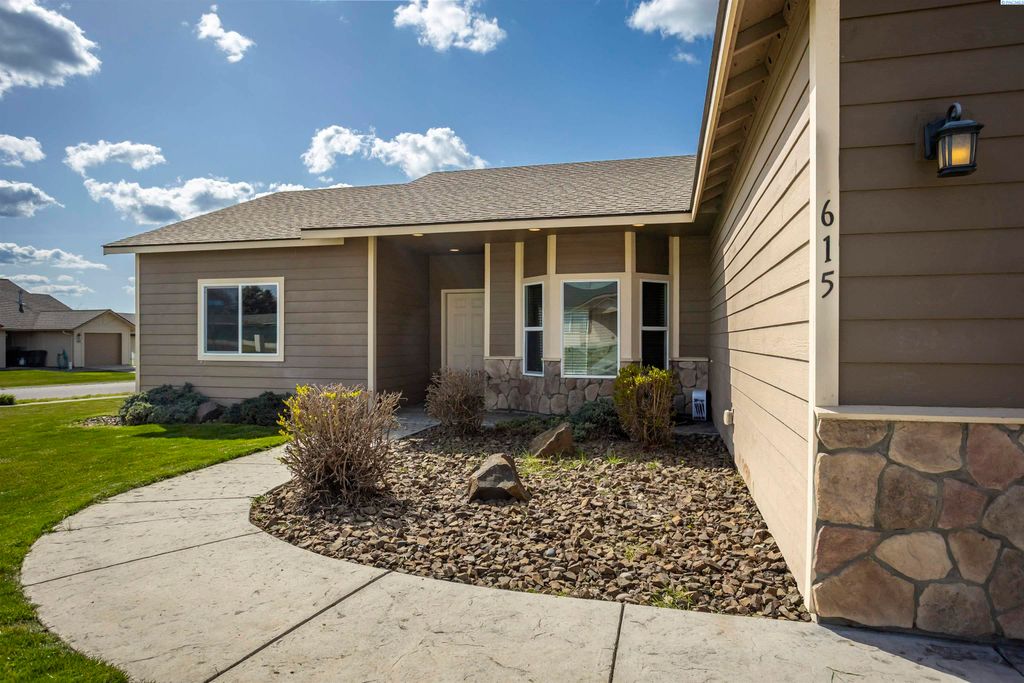 Photo of 615 N Larkspur Drive, Othello, WA 99344 (MLS # 287892)