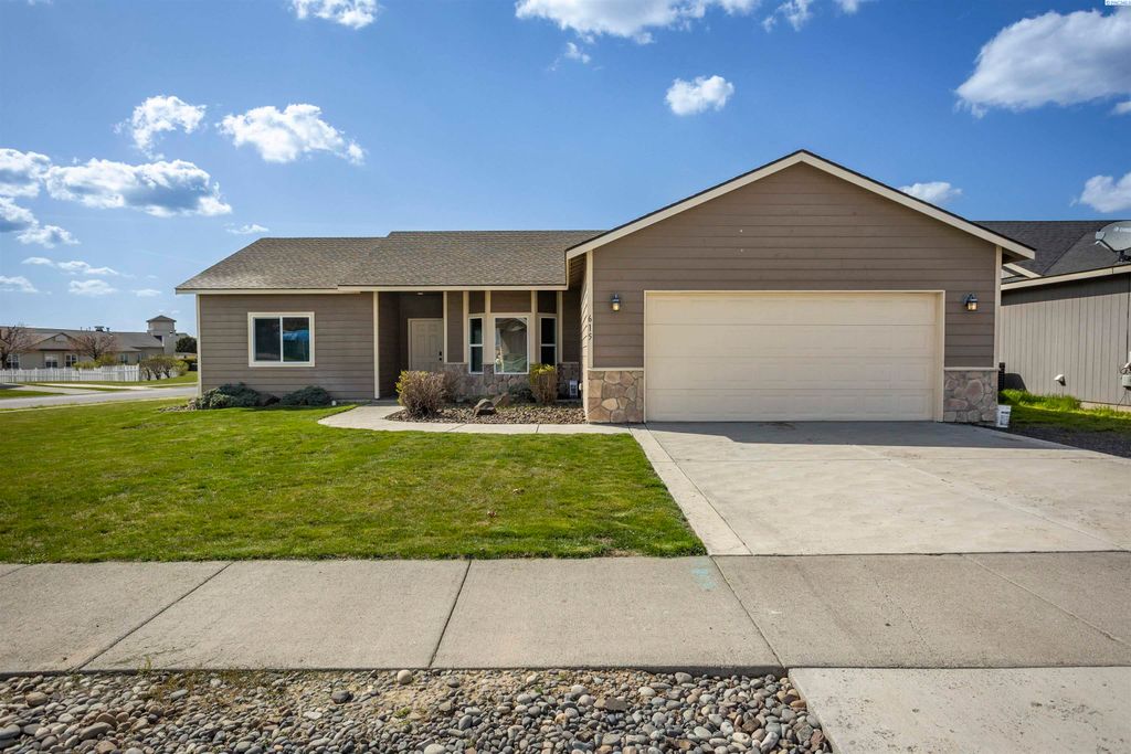 Photo of 615 N Larkspur Drive, Othello, WA 99344 (MLS # 287892)
