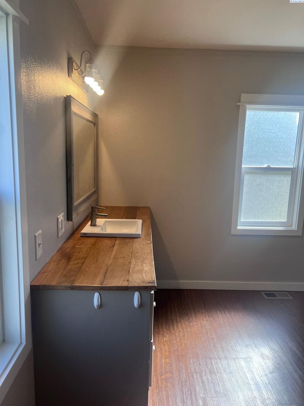 Photo of 310 Goethals Dr, Richland, WA 99352 (MLS # 292154)