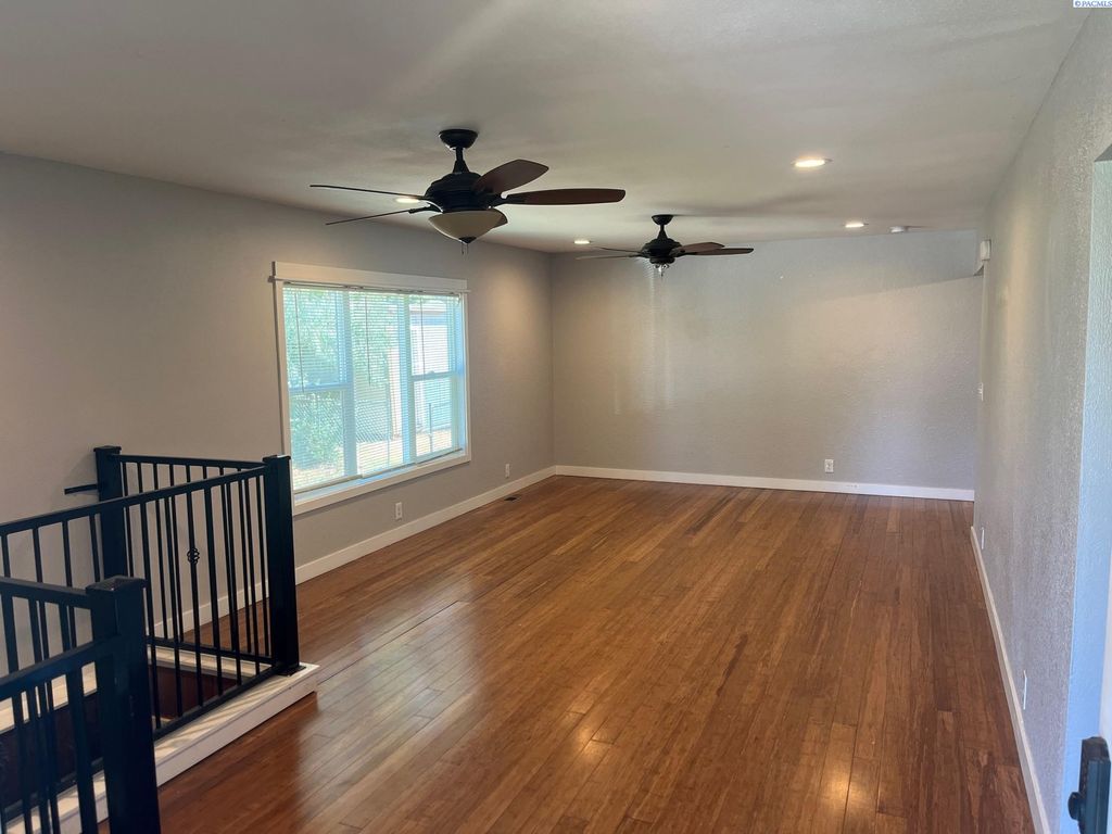 Photo of 310 Goethals Dr, Richland, WA 99352 (MLS # 292154)