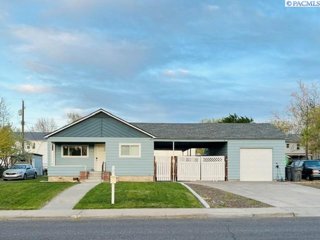 Photo of 310 Goethals Dr, Richland, WA 99352 (MLS # 292154)