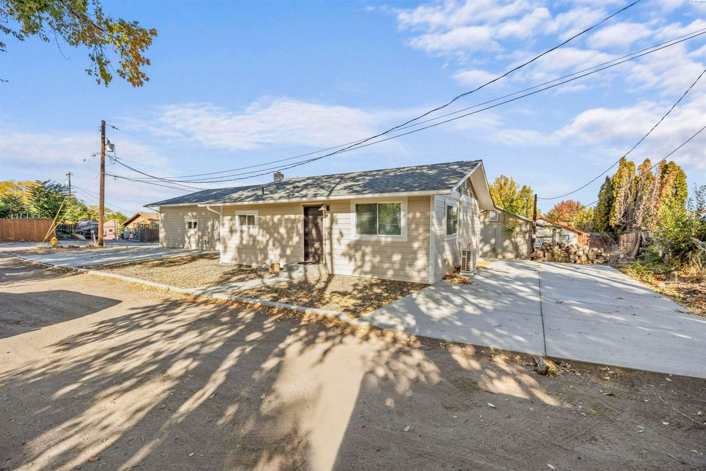 Photo of 1330 Louisiana Ave, Richland, WA 99352 (MLS # 288395)
