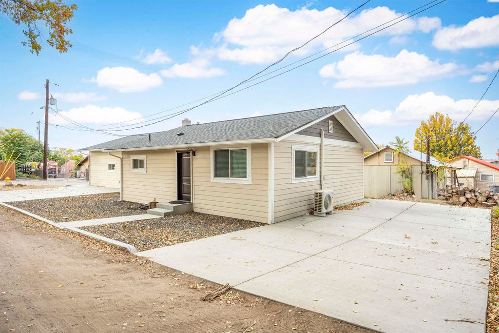 Photo of 1330 Louisiana Ave, Richland, WA 99352 (MLS # 288395)