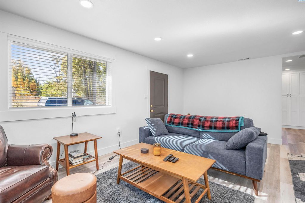 Photo of 1330 Louisiana Ave, Richland, WA 99352 (MLS # 288395)