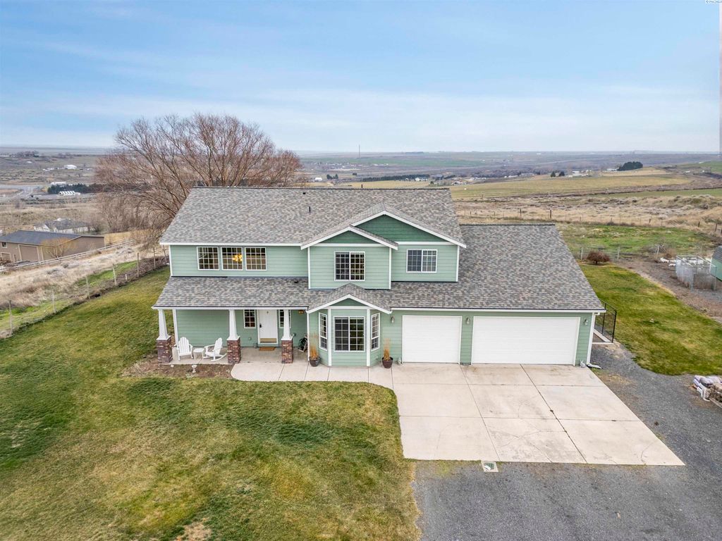 Photo of 301 Summit Loop, Eltopia, WA 99330 (MLS # 289954)