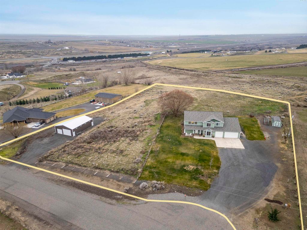 Photo of 301 Summit Loop, Eltopia, WA 99330 (MLS # 289954)