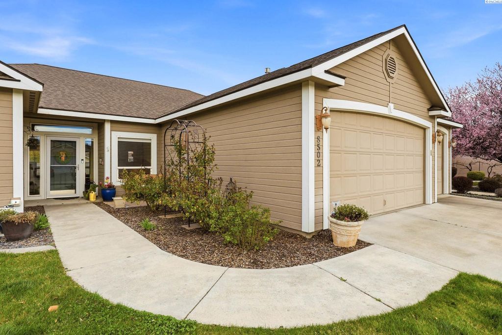 Photo of 8502 W Clearwater Pl, Kennewick, WA 99336 (MLS # 291450)