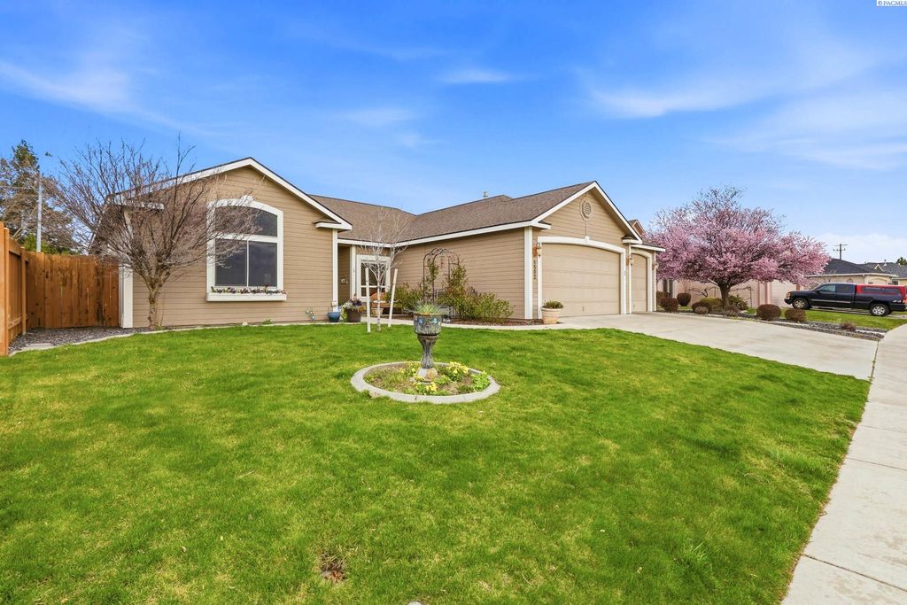 Photo of 8502 W Clearwater Pl, Kennewick, WA 99336 (MLS # 291450)