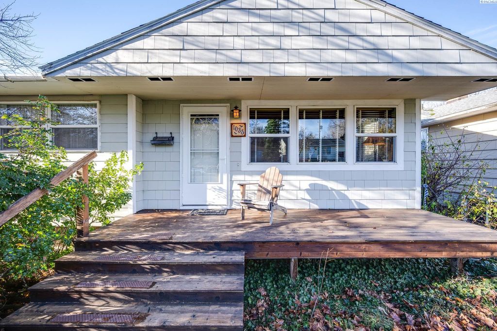 Photo of 1035 NW Clifford St, Pullman, WA 99163 (MLS # 289428)