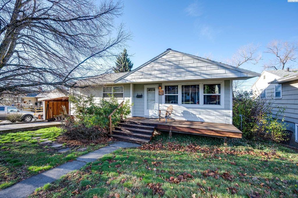 Photo of 1035 NW Clifford St, Pullman, WA 99163 (MLS # 289428)