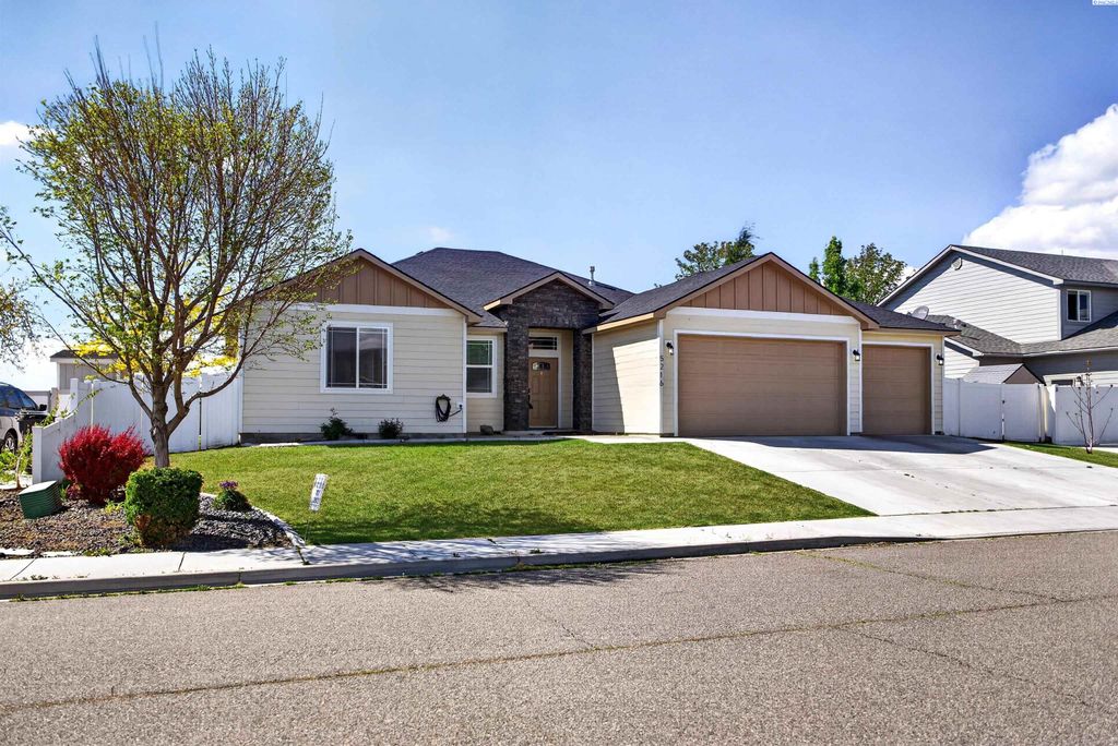 Photo of 5216 Madrid Ln, Pasco, WA 99301 (MLS # 292197)