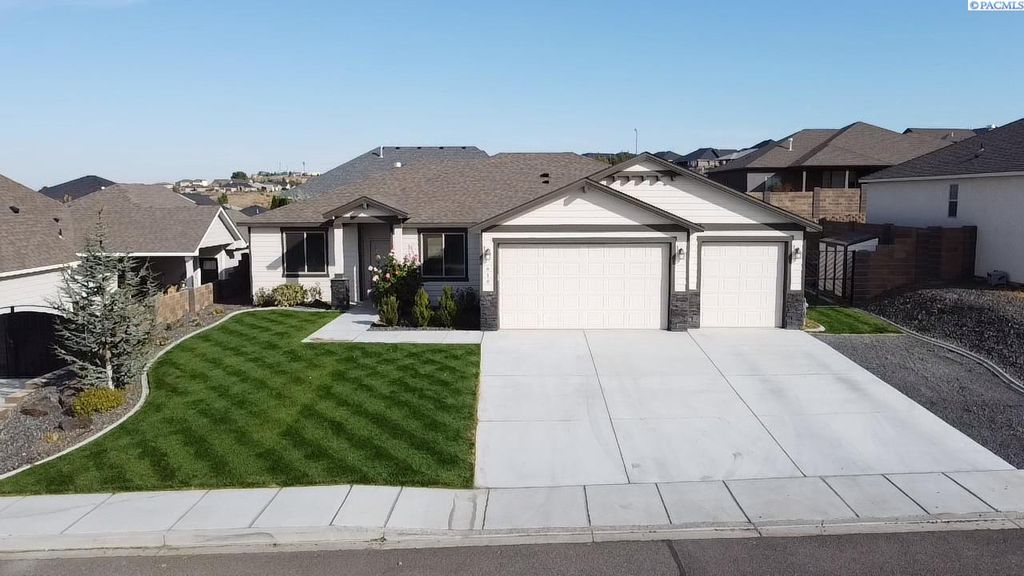 Photo of 610 Athens Dr, Richland, WA 99352 (MLS # 288197)