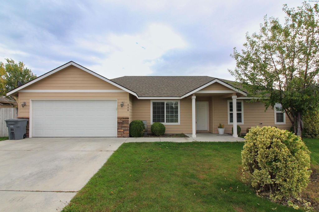Photo of 668 Sedgwick Place, Richland, WA 99354 (MLS # 292780)