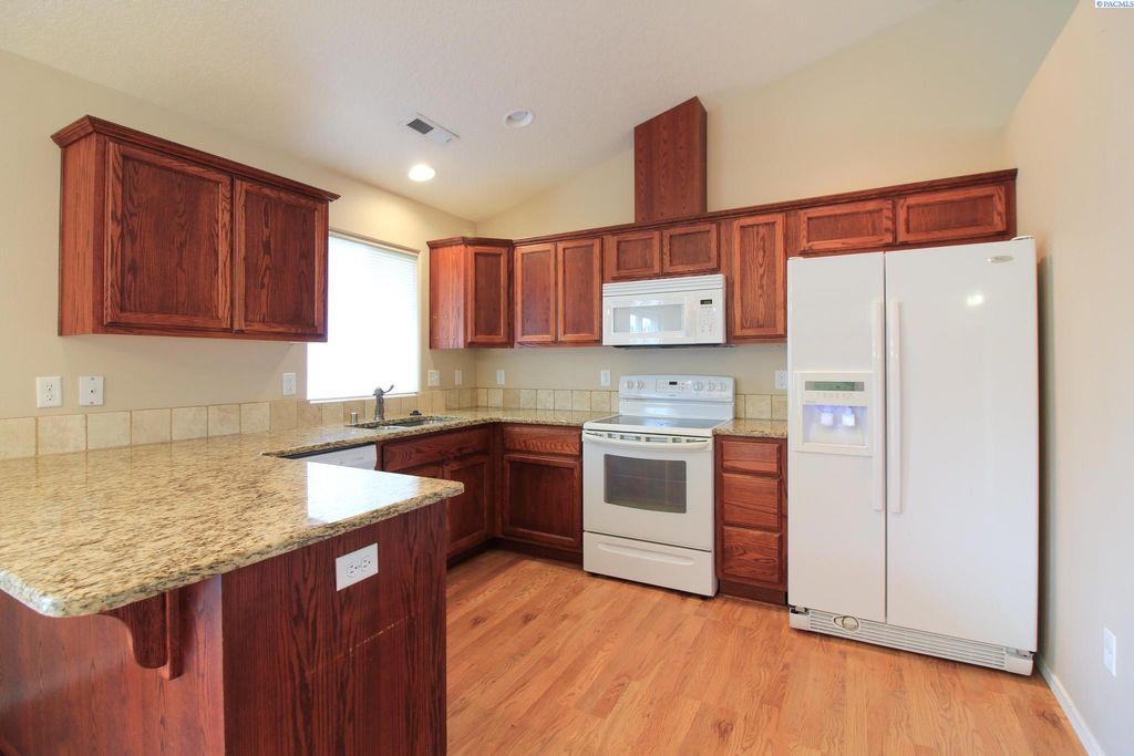 Photo of 668 Sedgwick Place, Richland, WA 99354 (MLS # 292780)