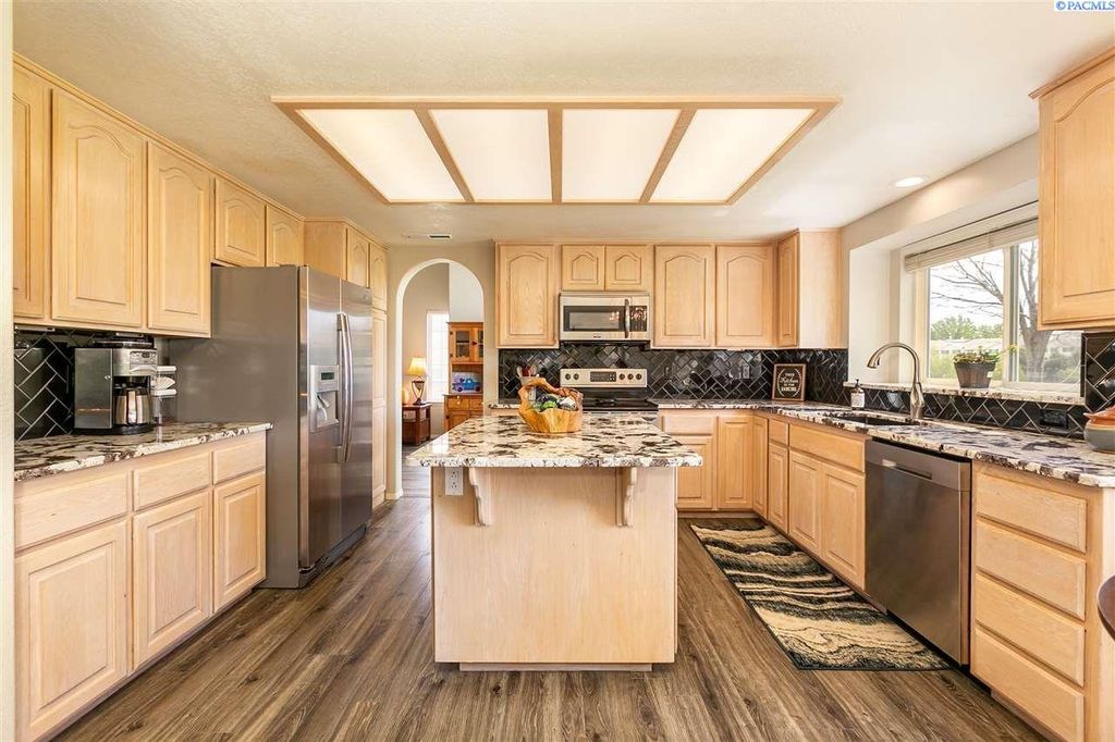 Photo of 8621 W Skagit Ave, Kennewick, WA 99336 (MLS # 282907)