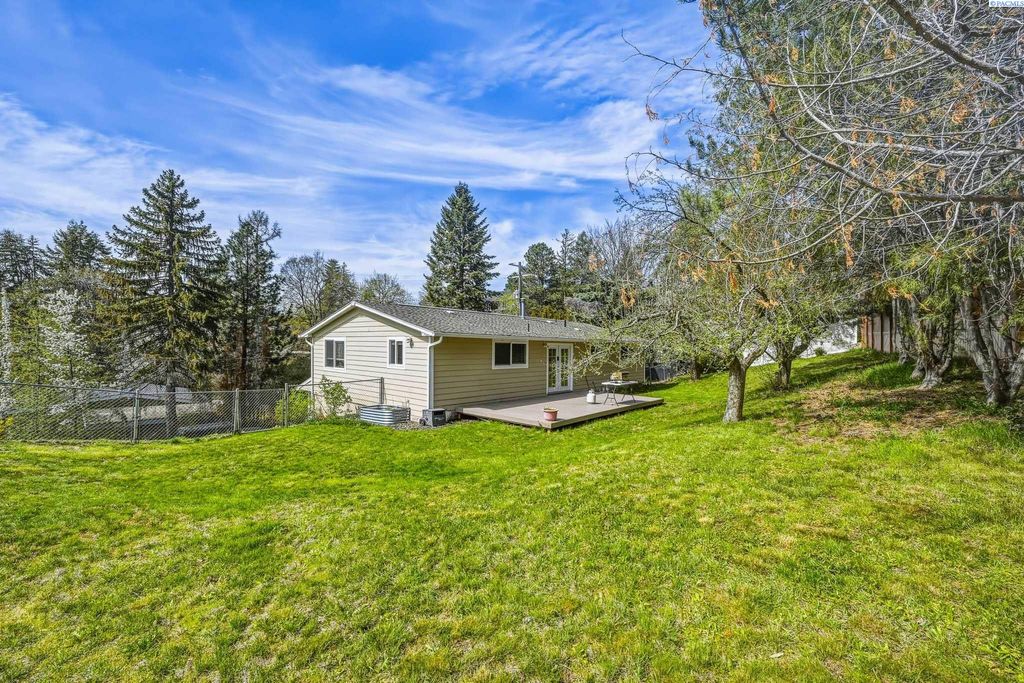 Photo of 1740 NE Lower Drive, Pullman, WA 99163 (MLS # 292107)