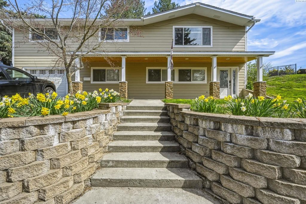 Photo of 1740 NE Lower Drive, Pullman, WA 99163 (MLS # 292107)