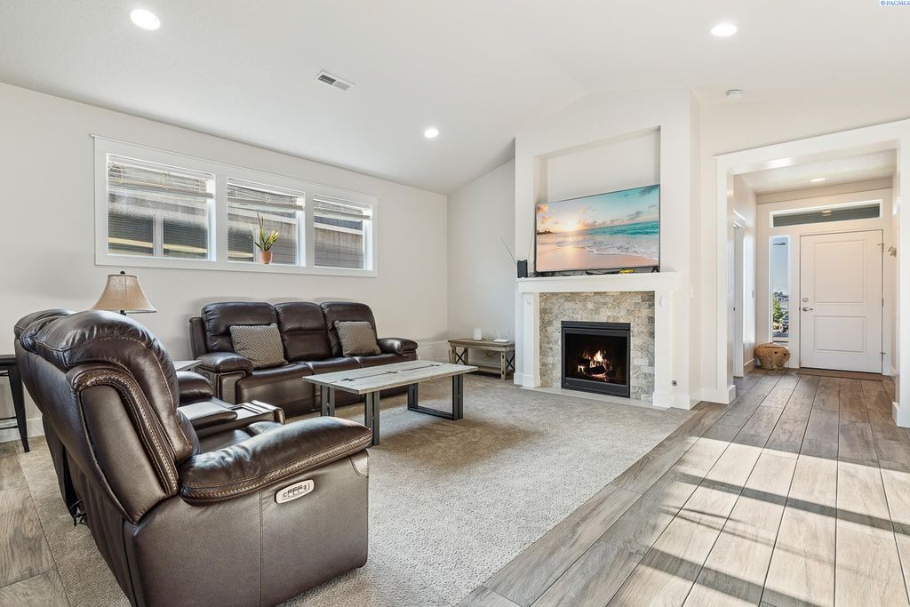 Photo of 5997 W 41st Ave, Kennewick, WA 99338 (MLS # 292565)