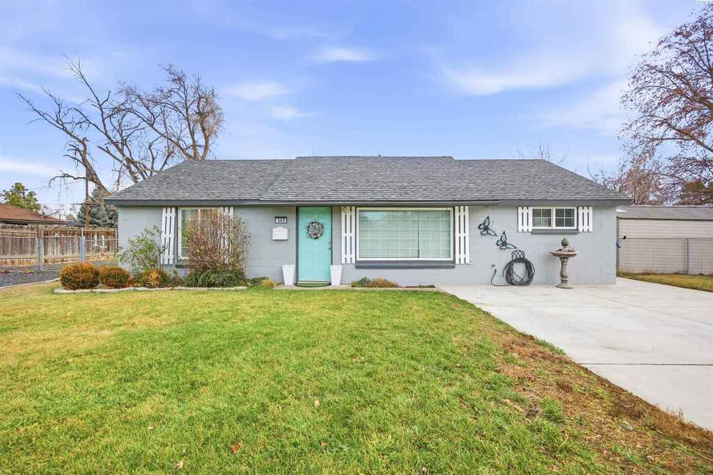 Photo of 905 S Ione St, Kennewick, WA 99336 (MLS # 289363)