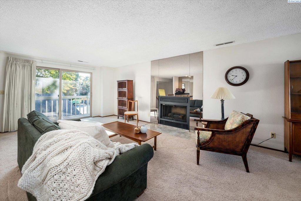 Photo of 560 Spengler St, Richland, WA 99352 (MLS # 288491)