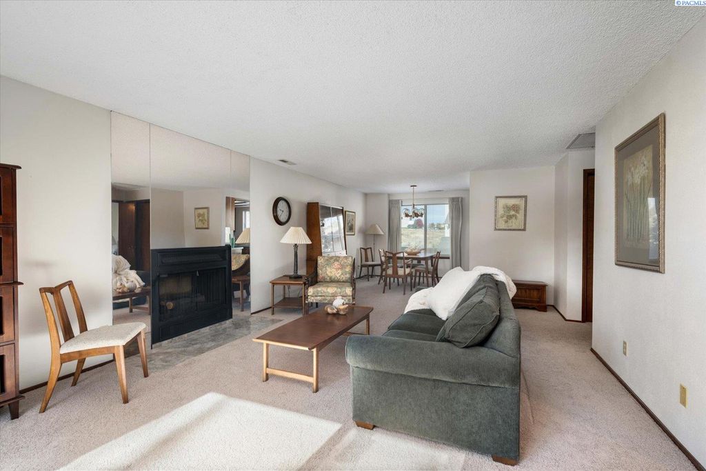 Photo of 560 Spengler St, Richland, WA 99352 (MLS # 288491)