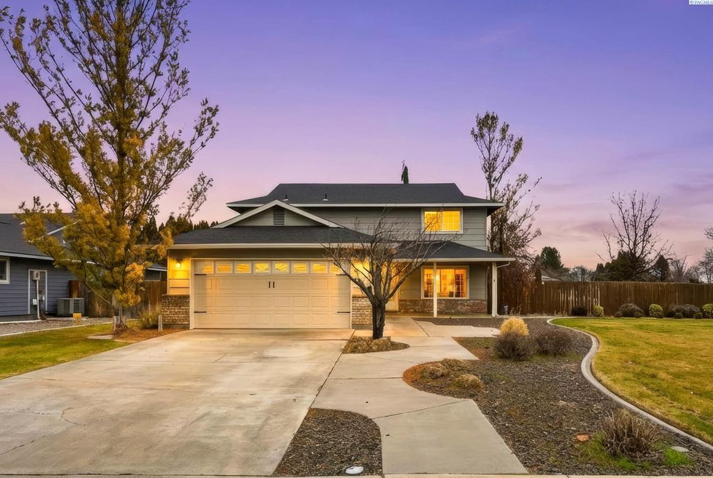 Photo of 5102 Blue Heron Blvd, West Richland, WA 99353 (MLS # 290113)