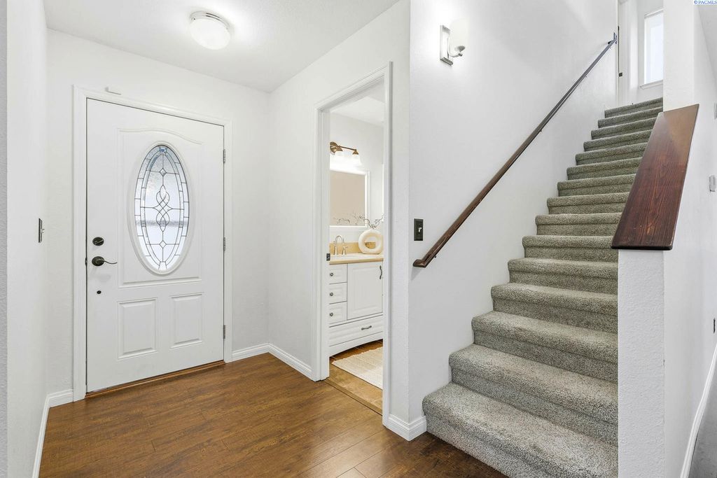 Photo of 5102 Blue Heron Blvd, West Richland, WA 99353 (MLS # 290113)