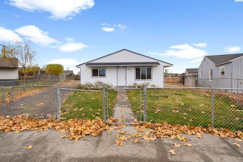 Photo of 1915 Riverview Dr, Pasco, WA 99301 (MLS # 288948)