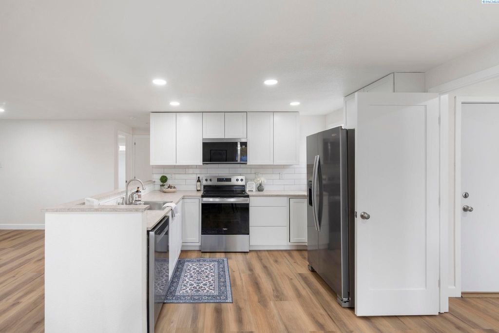 Photo of 1915 Riverview Dr, Pasco, WA 99301 (MLS # 288948)