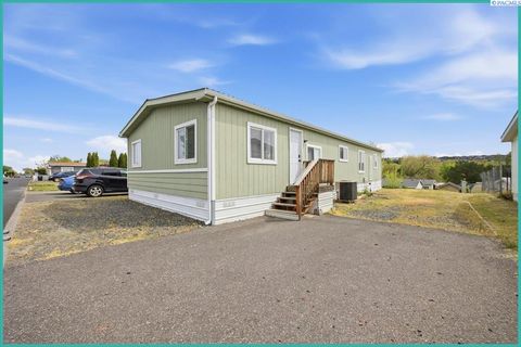 Photo of 6605 W James St #647, West Richland, WA 99353 (MLS # 292391)