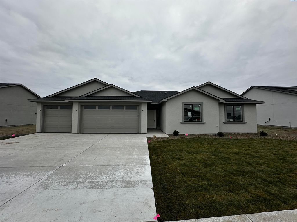 Photo of 2906 E Helena St, Pasco, WA 99301 (MLS # 290031)