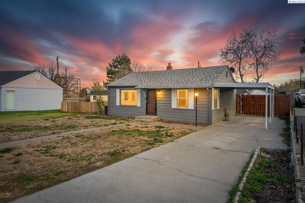 Photo of 2211 W 6th Ave, Kennewick, WA 99336 (MLS # 291656)