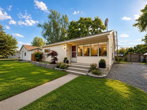 Photo of 803 Smith Ave, Richland, WA 99352 (MLS # 293388)